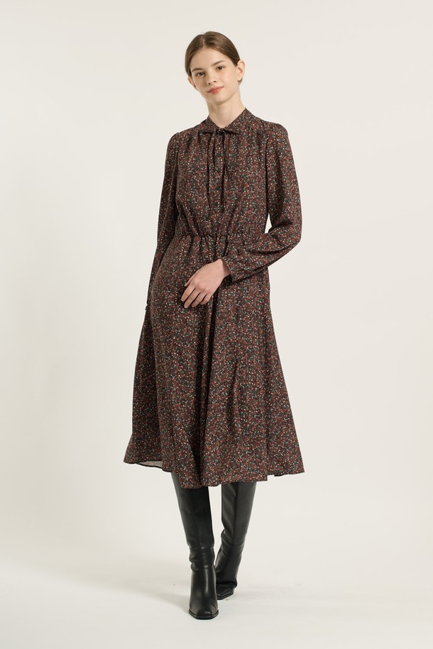 [25WT] 타이 플레어 프린트 원피스 - DARK BROWN B5D9O60175는 여성스러운 분위기를 자아내는 플레어 원피스입니다. 다크 브라운 및 엠 베이지 컬러로 출시되었으며, 플라워 프린트가 돋보이는 디자인입니다. 가을, 겨울, 간절기에 어울리는 얇은 두께감과 부드러운 촉감의 폴리에스터 소재로 제작되었습니다. 타이넥과 롱 기장의 A라인 플레어 스커트가 우아하고 세련된 스타일을 완성하며, 오피스룩, 하객룩, 데이트룩에 적합합니다. 레귤러핏으로 편안하게 착용 가능하며, 클래식, 로맨틱, 미니멀한 무드를 연출합니다.
