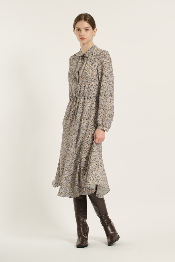 세련된 분위기를 연출하는 [25WT] 타이 플레어 프린트 원피스 - M BEIGE B5D9O60172입니다. 부드러운 폴리에스테르 소재로 제작되어 편안한 착용감을 선사하며, 가을과 겨울에 어울리는 긴 소매 디자인입니다. 플라워 프린트와 A라인 플레어 스커트가 페미닌하고 우아한 무드를 자아내며, 리본넥 디테일로 여성스러움을 더했습니다. 하객룩이나 모임룩으로 활용하기 좋으며, 클래식, 로맨틱, 미니멀 스타일을 즐겨 입는 여성분들께 추천합니다.
