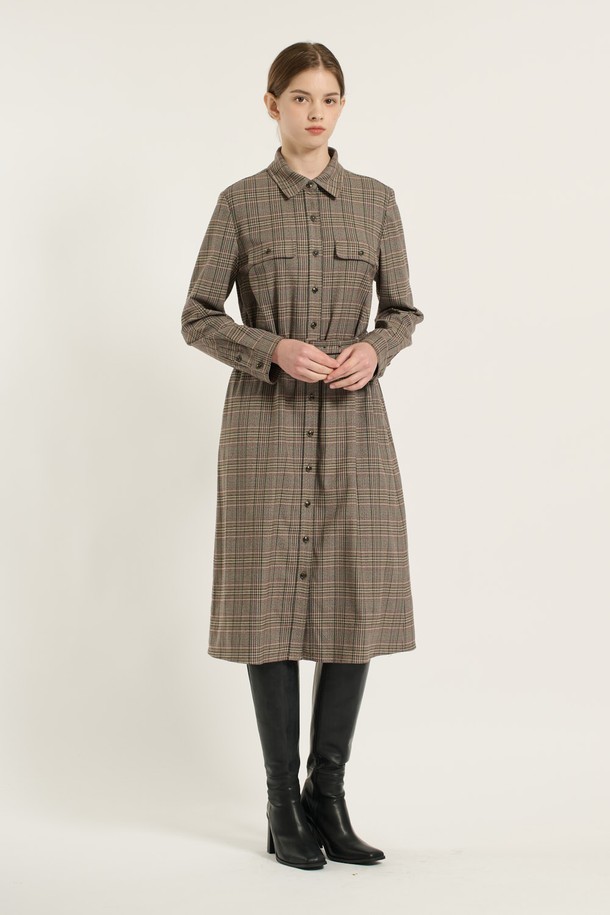 세련된 체크 패턴과 M BROWN 컬러가 돋보이는 [25WT] 체크 소재 셔츠형 원피스입니다. 부드러운 촉감과 유연함을 선사하는 폴리에스터, 레이온, 폴리우레탄, 면 혼방 소재로 제작되어 편안한 착용감을 제공합니다. 허리 벨트가 포함되어 있어 슬림핏 또는 레귤러핏으로 연출 가능하며, 버튼 디테일과 앞면 버튼으로 클래식하고 우아한 분위기를 더합니다. 긴 소매 기장과 카라 디자인은 봄, 가을, 겨울, 그리고 사계절 모두 활용 가능하며, 출근룩, 데이트룩, 오피스룩 등 다양한 TPO에 맞춰 세련된 스타일을 완성해 보세요.
