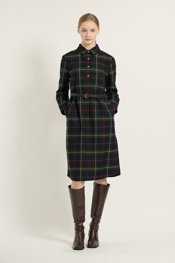 세련된 H라인 실루엣의 [25WT] H라인 체크 원피스 - DARK GREEN (다크 그린)입니다. 부드러운 촉감과 편안한 착용감을 선사하며, 가을과 겨울 시즌에 어울리는 두께감으로 제작되었습니다. 카라넥 디자인과 긴 소매, 그리고 허리 벨트 디테일이 클래식하고 우아한 분위기를 더합니다. 체크 패턴과 다크 그린 컬러의 조화가 세련된 무드를 연출하며, 오피스룩, 하객룩, 모임룩 등 다양한 TPO에 활용 가능합니다. 안감이 있어 더욱 안정적인 착용감을 제공합니다.
