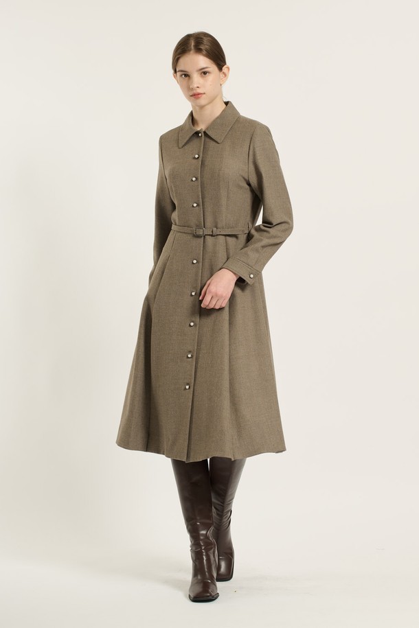 세련된 무드의 [25WT] 벨티드 플레어 원피스 - M BROWN B5D9O61079입니다. M BROWN 컬러의 이 원피스는 가을, 겨울 시즌에 어울리는 긴소매 디자인으로, 클래식하고 모던한 스타일을 연출합니다. 허리 벨트 세트와 앞 단추 디테일이 특징이며, 플레어 A라인 치마핏으로 여성스러운 실루엣을 강조합니다. 오피스룩, 하객룩, 데이트룩 등 다양한 TPO에 활용 가능하며, 슬림핏과 레귤러핏으로 핏을 선택할 수 있습니다. 카라넥 디자인의 롱 원피스로 시크하고 미니멀한 스타일을 완성해보세요.
