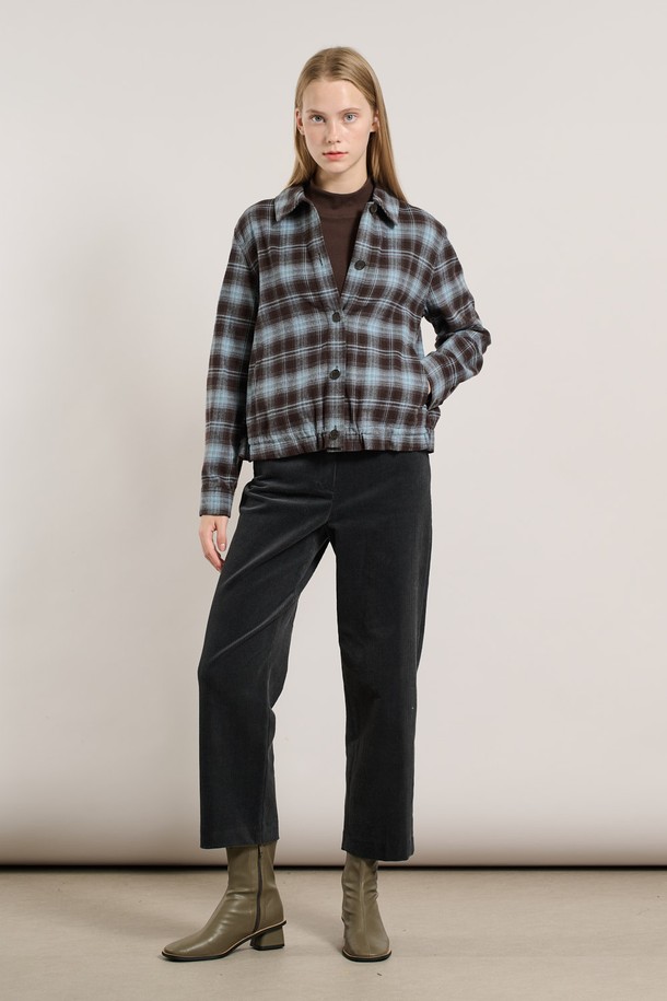 **[25WT] 체크 윈터 셔츠 - 라이트 블루 A5W9B40451**는 여성용 셔츠/블라우스로, 겨울철 출근룩에 적합한 캐주얼 스타일의 제품입니다. 라이트 블루 컬러의 체크 패턴이 돋보이며, 루즈핏과 긴 소매, 브이넥 디자인으로 편안하면서도 세련된 느낌을 선사합니다. 두꺼운 두께감으로 따뜻함을 더하며, 윈터 셔츠 특유의 포근한 착용감을 느낄 수 있습니다. 캐주얼, 클래식, 미니멀 스타일을 모두 아우르는 디자인으로 다양한 연출이 가능합니다.
