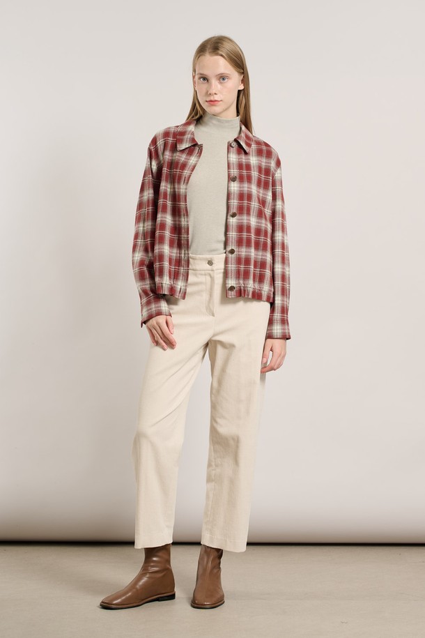 [25WT] 체크 윈터 셔츠 - DARK RED A5W9B40425는 여성용 셔츠/블라우스로, 겨울 시즌에 어울리는 두꺼운 두께감의 긴소매 셔츠입니다. 다크 레드의 체크 패턴이 돋보이며, 부드러운 촉감의 면 소재로 제작되었습니다. 차이나칼라와 버튼 여밈 방식으로 캐주얼, 베이직, 클래식, 미니멀 스타일을 연출할 수 있습니다. 일상 및 출근룩에 활용하기 좋은 윈터 시리즈 제품입니다.
