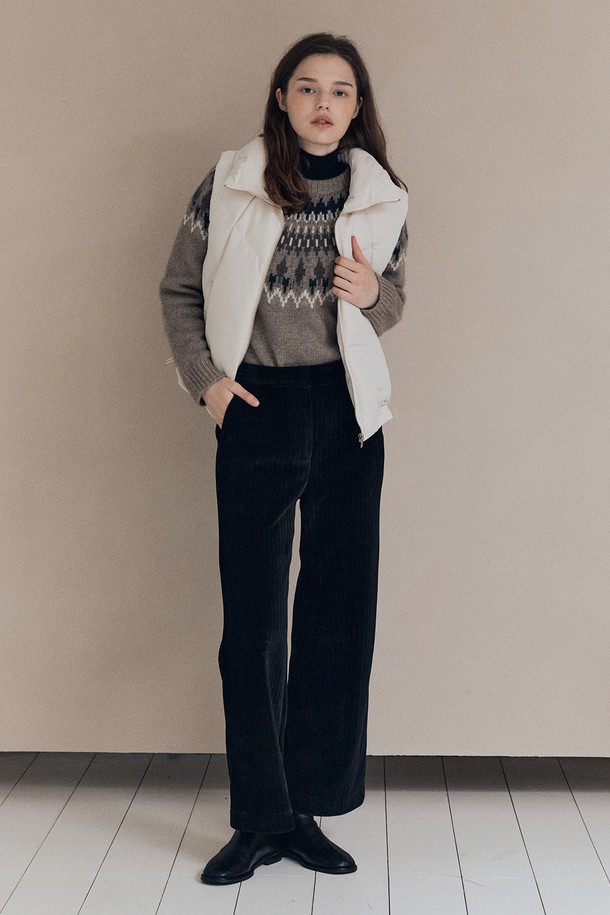 [25WT] 밴드넥 볼륨 베스트 - CREAM A5W9F50214는 여성스러운 실루엣을 연출하는 크림 컬러의 베스트입니다. 밴드넥 디자인과 레귤러 핏으로 제작되었으며, 캐주얼, 클래식, 미니멀 스타일을 모두 소화할 수 있습니다. 가을, 겨울 시즌에 적합하며, 두꺼운 두께감과 부드러운 촉감의 폴리에스테르 소재로 제작되어 포근함을 선사합니다. 볼륨감 있는 디자인과 패딩 안감으로 보온성을 높였으며, 출근룩으로도 활용 가능합니다. 무지 패턴으로 어떤 옷에도 쉽게 매치할 수 있는 활용도 높은 아이템입니다.
