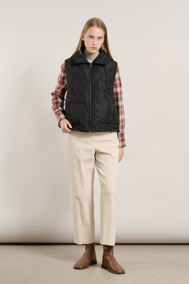 [25WT] 밴드넥 볼륨 베스트 - BLACK A5W9F50299는 여성용 베스트로, 가을과 겨울에 따뜻하게 착용할 수 있습니다. 밴드넥 디자인과 오버핏으로 캐주얼하고 스포티한 스타일을 연출하며, 볼륨감 있는 퀼팅 디테일이 특징입니다. 부드러운 촉감의 폴리에스테르 소재에 두꺼운 안감(패딩)으로 보온성을 높였습니다. 무지 디자인의 블랙 컬러로 다양한 룩에 매치하기 용이하며, 일상복으로 활용하기 좋습니다.
