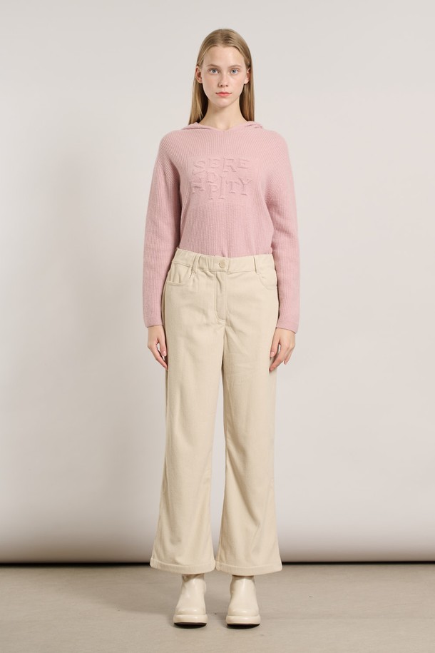 [25WT] 밴딩 코듀로이 팬츠 - 라이트 베이지 A5W9G39471는 부드러운 촉감의 코듀로이 소재로 제작된 여성용 와이드 핏 팬츠입니다. 가을과 겨울에 따뜻하게 착용할 수 있으며, 밴딩 디자인으로 편안한 착용감을 제공합니다. 라이트 베이지 컬러의 무지 디자인으로 베이직하고 캐주얼한 스타일을 연출할 수 있습니다. 넉넉한 루즈핏과 긴 기장으로 다양한 상의와 매치하기 용이합니다. 캐주얼, 클래식, 미니멀 스타일을 즐겨 입는 여성분들께 추천합니다.
