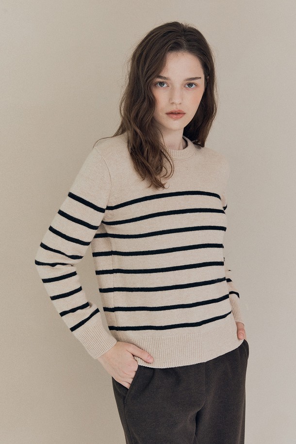 [25WT] 스트라이프 라운드넥 풀오버 - BLACK A5W9K40199는 여성용 상의로, 가을과 겨울에 착용하기 좋은 두꺼운 울 소재의 니트/스웨터입니다. 블랙 컬러에 베이직하고 캐주얼한 스트라이프 패턴이 돋보이며, 레귤러 핏의 긴소매 라운드넥 디자인으로 제작되었습니다. 부드러운 촉감과 풀오버 스타일로 편안한 착용감을 선사하며, 캐주얼, 클래식, 미니멀 스타일 연출에 활용하기 좋습니다. 일상복으로 활용하기 좋은 아이템입니다.
