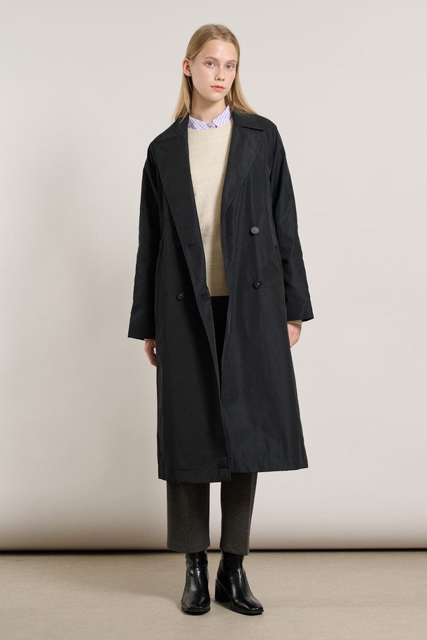 [25WT] 퀼팅 내피 탈부착형 트렌치 - DARK NAVY A5W9N70156는 여성용 아우터 트렌치코트입니다. 다크 네이비 색상의 레귤러핏으로, 봄, 가을에 착용하기 좋습니다. 무지 디자인에 더블 버튼 여밈 방식을 적용하여 클래식하고 베이직한 스타일을 연출합니다. 특히, 퀼팅 내피가 탈부착 가능하여 보온성을 조절할 수 있습니다. 출근룩, 오피스룩, 모임룩 등 다양한 TPO에 미니멀하고 시크한 스타일을 더해보세요.
