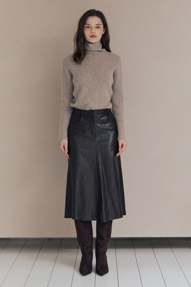 [25WT] 페이크 레더 롱 스커트 - DARK BROWN A5W9S20575는 여성용 롱 스커트입니다. 다크 브라운 색상의 인조 가죽 소재로 제작되어 가을, 겨울에 착용하기 좋습니다. A라인의 레귤러핏으로 모던하고 미니멀한 스타일을 연출하며, 뻣뻣한 촉감과 두꺼운 두께감이 특징입니다. 데이트룩, 모임룩, 미니멀, 클래식, 시크 스타일을 즐겨 입는 분들께 추천합니다. 무지 디자인으로 다양한 상의와 매치하기 용이합니다.
