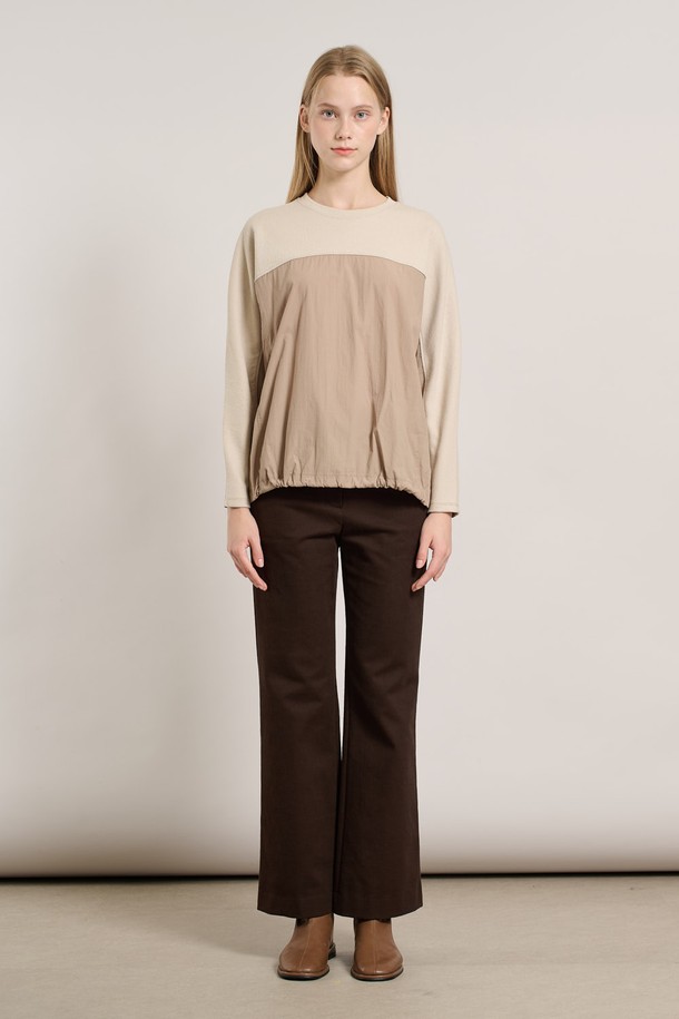 [25WT] 배색 져지 블라우스 - LIGHT BEIGE A5W9X40371는 여성스러운 스타일을 연출하는 블라우스입니다. 라이트 베이지와 브라운 컬러의 배색 디자인이 돋보이며, 얇고 부드러운 져지 소재로 제작되어 편안한 착용감을 선사합니다. 라운드넥과 7부 소매 기장, 레귤러핏 디자인으로 어떤 하의와도 잘 어울려 출근룩 또는 모임룩으로 활용하기 좋습니다. 미니멀하고 베이직한 스타일로, 봄, 가을 시즌에 제격입니다.
