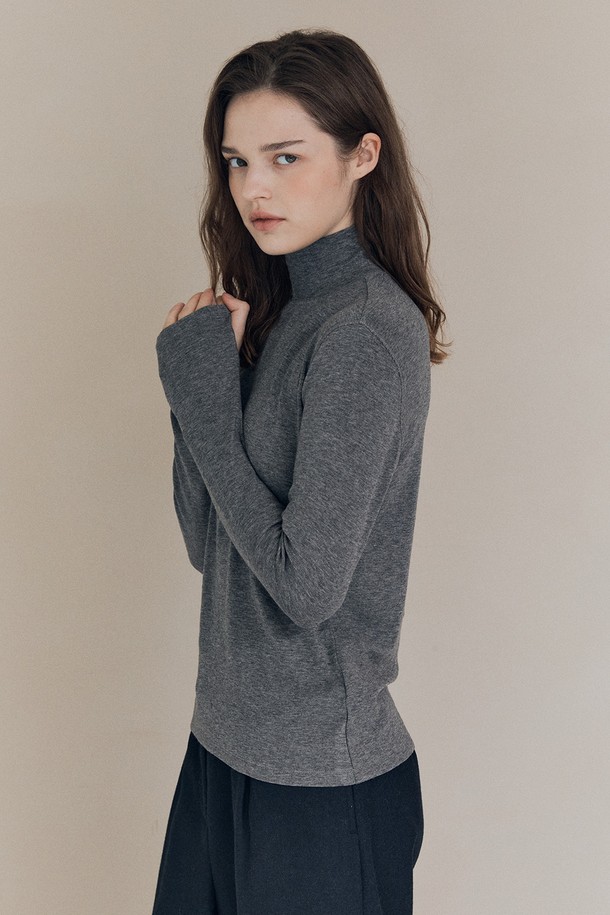 [25WT] 베이직 져지 풀오버는 여성용 풀오버로, 가을과 겨울에 따뜻하게 입을 수 있는 두꺼운 져지 소재의 제품입니다. 라이트 그레이 색상의 무지 디자인에 레귤러핏과 터틀넥이 적용되어 베이직하면서도 세련된 스타일을 연출합니다. 긴 소매 기장과 부드러운 촉감으로 편안한 착용감을 선사하며, 데일리 아이템으로 활용하기 좋습니다. 클래식, 미니멀, 캐주얼 등 다양한 스타일과 매치하여 폭넓게 활용할 수 있습니다.
