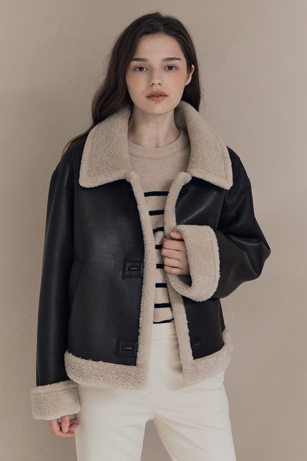 [25WT] 모노윈터 페이크레더 무스탕 - DARK BROWN A5WAF81175는 여성용 아우터 무스탕입니다. 다크 브라운 컬러의 무지 디자인으로, 겨울철 캐주얼 및 베이직 스타일 연출에 적합합니다. 두꺼운 두께감의 인조가죽 소재로 제작되어 부드러운 촉감을 제공하며, 긴 소매와 버클 여밈 방식으로 디자인되었습니다. 레귤러핏과 페이크 레더, 퍼 트리밍 디테일이 특징이며, 일상복으로 활용하기 좋습니다.
