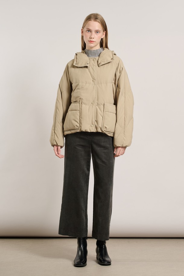 [25WT] 후드 탈착 코쿤다운 - LIGHT BEIGE A5WAF81271는 겨울철 데일리룩에 어울리는 여성용 다운 점퍼입니다. 베이직한 디자인에 무지 패턴으로 미니멀, 클래식, 캐주얼 스타일을 연출하기 좋습니다. 부드러운 촉감의 나일론, 폴리에스터 혼방 소재로 제작되었으며, 넉넉한 루즈핏과 크롭 기장으로 편안하게 착용할 수 있습니다. 후드는 탈착 가능하며, 방풍 기능과 보온성을 갖춰 추운 날씨에도 따뜻하게 입을 수 있습니다. 거위 솜털과 깃털 안감으로 뛰어난 보온성을 제공하며, 지퍼와 스냅으로 여밈이 가능합니다.
