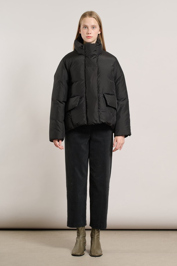 [25WT] 밴드넥 구스다운 - BLACK A5WAF81699는 여성용 아우터로, 추운 겨울철 일상에서 따뜻하게 착용할 수 있는 구스다운 패딩입니다. 블랙 컬러의 무지 디자인으로 미니멀, 클래식, 캐주얼 스타일을 모두 소화할 수 있으며, 오버핏 크롭 기장으로 트렌디함을 더했습니다. 부드러운 촉감의 두꺼운 구스다운 충전재가 뛰어난 보온성을 제공하며, 밴드넥 디자인과 버튼 여밈으로 깔끔한 실루엣을 연출합니다. 긴 소매 기장으로 더욱 따뜻하게 착용 가능합니다.
