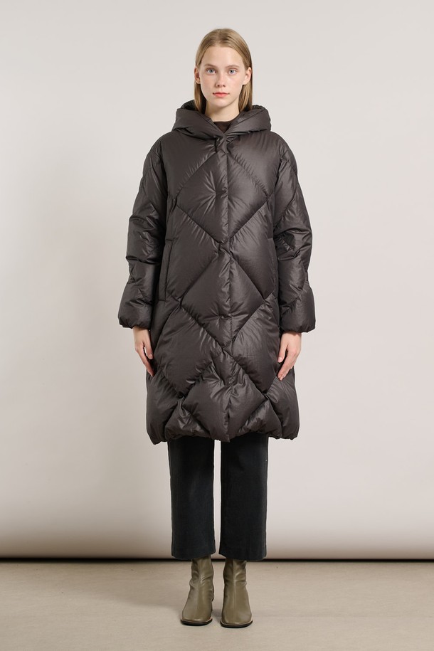 [25WT] 후드 빅 다이아 구스다운 - DARK GRAY A5WAF82417는 추운 겨울, 당신을 따뜻하게 감싸줄 여성용 롱 기장의 구스다운 아우터입니다. 다크 그레이 컬러에 베이직한 스타일로, 어떤 옷에도 쉽게 매치할 수 있으며, 오버핏 디자인으로 편안한 착용감을 선사합니다. 
빅 다이아 퀄팅 디자인이 돋보이며, 부드러운 촉감과 두꺼운 두께로 뛰어난 보온성을 제공합니다. 후드 타입에 집업 스타일로 간편하게 입고 벗을 수 있으며, 긴 소매 기장으로 더욱 따뜻하게 몸을 보호합니다. 여행룩, 캠핑룩 등 다양한 TPO에 활용 가능하며, 미니멀, 클래식, 캐주얼 스타일을 즐기는 분들께 추천합니다.
