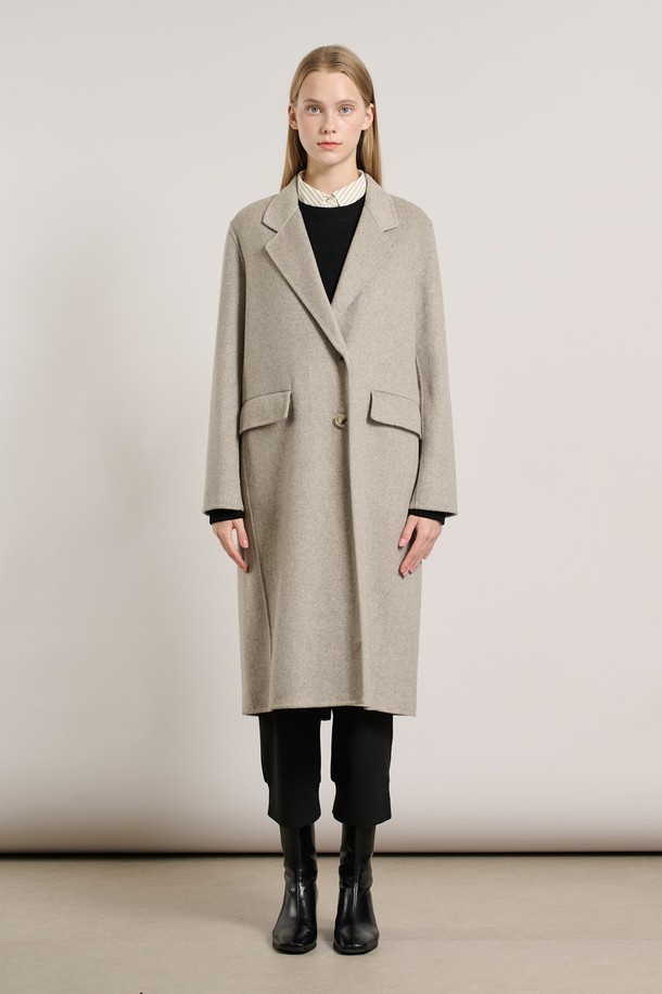 [25WT] 핸드메이드 투버튼 롱코트 - M BEIGE A5WAH82372는 여성용 롱 코트로, 가을과 겨울에 어울리는 두꺼운 울 소재의 핸드메이드 코트입니다. 베이지 색상에 미니멀하고 클래식한 스타일을 더했으며, 오버핏으로 편안한 착용감을 선사합니다. 더블 버튼 디테일과 긴 소매가 특징이며, 오피스룩, 출근룩, 모임룩 등 다양한 TPO에 활용할 수 있습니다. 무지 디자인으로 시크하고 세련된 분위기를 연출합니다.
