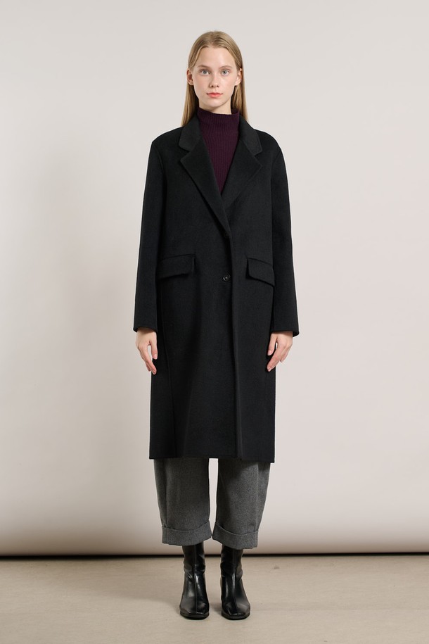 [25WT] 핸드메이드 투버튼 롱코트 - BLACK A5WAH82399는 여성용 롱코트입니다. 울 소재로 제작되어 가을과 겨울에 따뜻하게 착용할 수 있으며, 두꺼운 두께감으로 포근함을 더합니다. 미니멀하고 베이직한 스타일의 무지 디자인에 더블 버튼 여밈으로 클래식한 분위기를 연출합니다. 레귤러핏으로 제작되었으며, 출근룩, 오피스룩, 모임룩 등 다양한 TPO에 활용 가능합니다. 시크한 스타일을 선호하는 고객에게 추천합니다.

