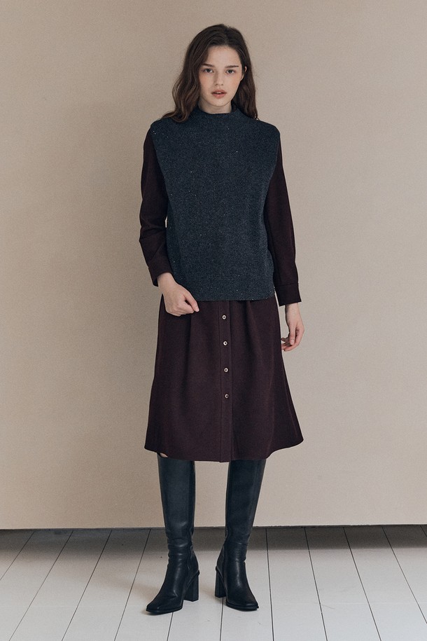 [25WT] 투웨이 글리터리 베스트 - CHARCOAL GRAY A5WAK51198는 차콜 그레이 색상의 여성용 베스트입니다. 울 소재로 제작되어 가을, 겨울에 착용하기 좋으며, 라운드넥에 레귤러핏으로 제작되었습니다. 베이직하면서도 클래식한 스타일을 연출하며, 글리터 패턴과 투웨이 디자인이 특징입니다. 출근룩과 모임룩 모두에 활용 가능하며, 뻣뻣한 촉감과 두꺼운 두께감으로 따뜻함을 더합니다.
