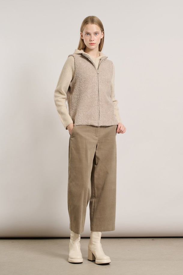 [25WT] 루플리 베스트 - LIGHT BEIGE A5WAK51271은 캐주얼, 미니멀, 클래식 스타일을 아우르는 여성용 베스트입니다. 라이트 베이지 컬러의 무지 디자인으로, 가을과 겨울에 따뜻하게 착용할 수 있습니다. 부드러운 촉감의 양털 또는 플리스 소재로 제작되어 두꺼운 두께감을 자랑하며, 집업 방식으로 간편하게 여밀 수 있습니다. 레귤러핏과 민소매 디자인으로 편안한 착용감을 선사하며, 집콕룩과 산책룩 등 다양한 상황에서 활용하기 좋습니다. 
