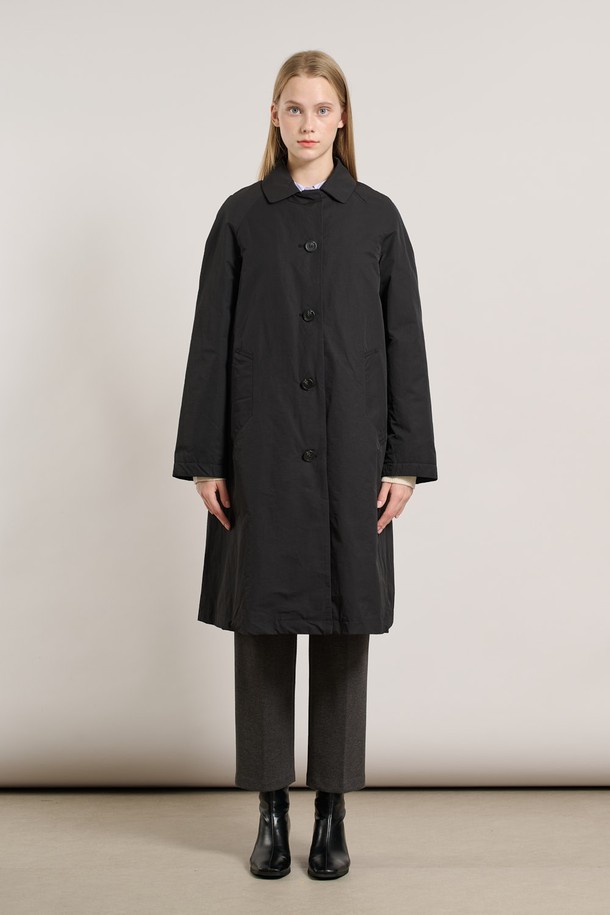 [25WT] 래글런 라이너 트랜치코트 - BLACK A5WAN71199는 여성용 아우터로, 봄/가을 계절에 착용하기 좋은 블랙 컬러의 트렌치코트입니다. 래글런 슬리브 디자인과 탈부착 가능한 라이너가 특징이며, 레귤러핏으로 제작되어 편안한 착용감을 선사합니다. 무지 패턴에 싱글 버튼 여밈 방식으로, 클래식하면서도 베이직한 스타일을 연출하며, 부드러운 폴리에스테르 소재로 제작되어 촉감이 좋습니다. 오피스룩, 출근룩, 모임룩 등 다양한 TPO에 활용 가능하며, 미니멀하고 시크한 스타일을 완성합니다.
