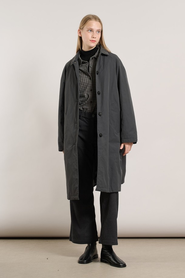 [25WT] 래글런 라이너 트랜치코트 - CHARCOAL GRAY A5WAN71198는 여성용 트렌치코트입니다. 차콜 그레이 색상의 무지 디자인으로, 클래식하고 베이직한 스타일을 연출합니다. 봄, 가을에 적합하며, 래글런 슬리브와 라이너 분리 기능이 특징입니다. 레귤러핏과 싱글버튼 여밈으로, 출근룩, 오피스룩, 모임룩 등 다양한 TPO에 활용 가능합니다. 부드러운 폴리에스테르 소재로 제작되었으며, 레귤러 기장의 긴 소매 트렌치코트입니다.
