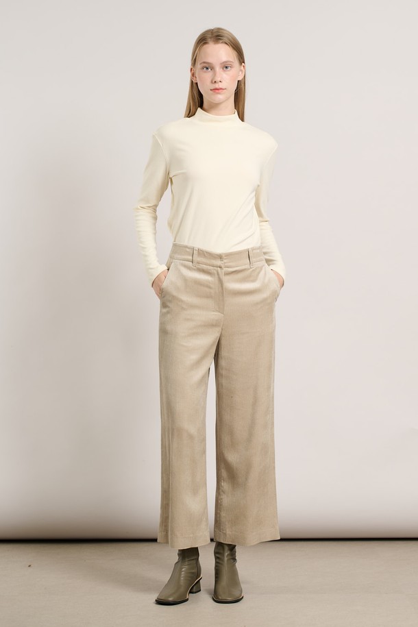[25WT] 코듀로이 와이드 팬츠는 가을, 겨울 시즌에 어울리는 여성용 코듀로이 와이드 팬츠입니다. 라이트 베이지 컬러의 무지 디자인으로, 베이직하면서도 캐주얼한 스타일을 연출합니다. 루즈핏으로 편안하게 착용 가능하며, 두꺼운 두께감과 부드러운 촉감의 코듀로이 소재가 따뜻한 착용감을 선사합니다. 출근룩이나 모임룩 등 다양한 TPO에 활용 가능하며, 캐주얼, 클래식, 미니멀 스타일 모두 소화할 수 있습니다. 와이드한 실루엣이 특징이며, 밴딩 처리가 없는 디자인입니다.
