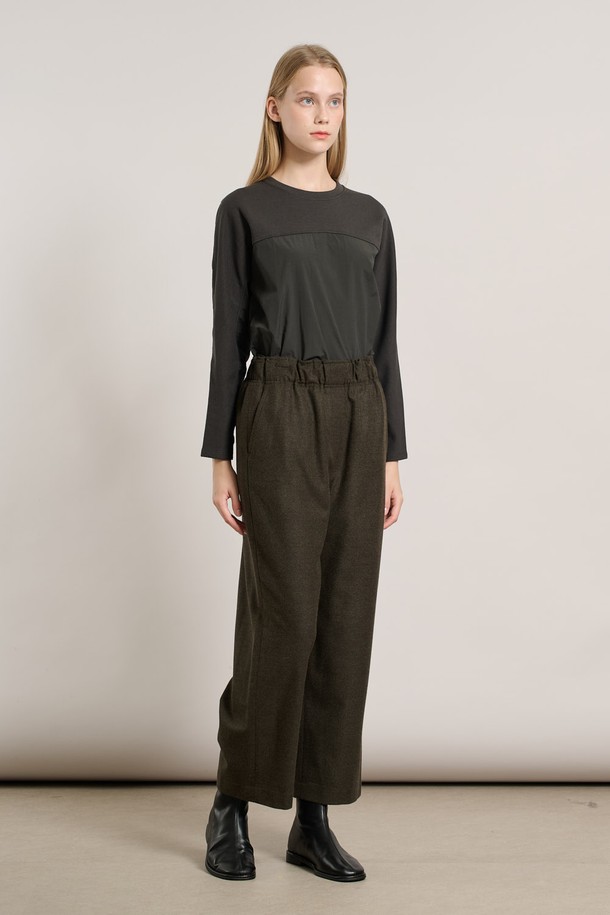 [25WT] 밴딩 와이드 팬츠 - 다크 카키 A5WAP32383은 캐주얼, 미니멀, 클래식 스타일을 아우르는 여성용 와이드 팬츠입니다. 톤 다운된 다크 카키 컬러로 가을, 겨울 시즌에 어울리는 차분한 분위기를 연출합니다. 밴딩 처리로 편안한 착용감을 제공하며, 루즈핏 디자인으로 활동성을 높였습니다. 일상에서 편안하게 착용할 수 있으며, 출근룩으로도 활용 가능한 실용적인 아이템입니다. 
