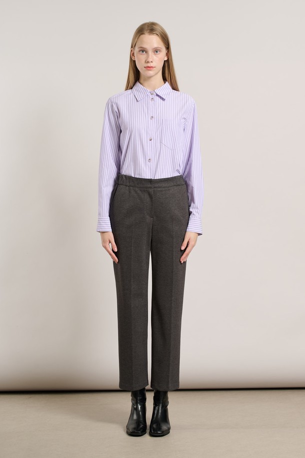 [25WT] 와끼밴딩 일자핏 팬츠 - CHARCOAL GRAY A5WAP38498는 여성 의류로, 베이직한 스타일의 일상복 및 출근룩으로 활용하기 좋은 긴바지입니다. 차콜 그레이 컬러의 무지 디자인으로 미니멀, 클래식, 캐주얼 등 다양한 스타일을 연출할 수 있습니다. 허리 부분 와끼밴딩 디테일로 편안한 착용감을 제공하며, 다리가 길어 보이는 일자핏 디자인이 특징입니다. 사계절 모두 활용 가능한 실용적인 아이템입니다.
