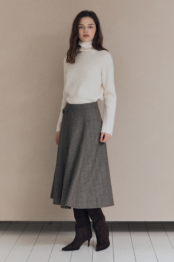 [25WT] 헤링본 플레어 스커트 - BROWN A5WAS21374는 클래식하고 베이직한 스타일의 여성용 플레어 스커트입니다. 브라운 컬러의 울 소재로 제작되어 가을과 겨울에 따뜻하게 착용할 수 있으며, 두꺼운 두께감과 뻣뻣한 촉감이 특징입니다. 헤링본 패턴이 돋보이며, A라인 실루엣의 플레어핏으로 여성스러운 분위기를 연출합니다. 오피스룩, 모임룩, 데이트룩 등 다양한 TPO에 활용 가능하며, 미니멀, 시크 스타일을 선호하는 분들께 추천합니다.
