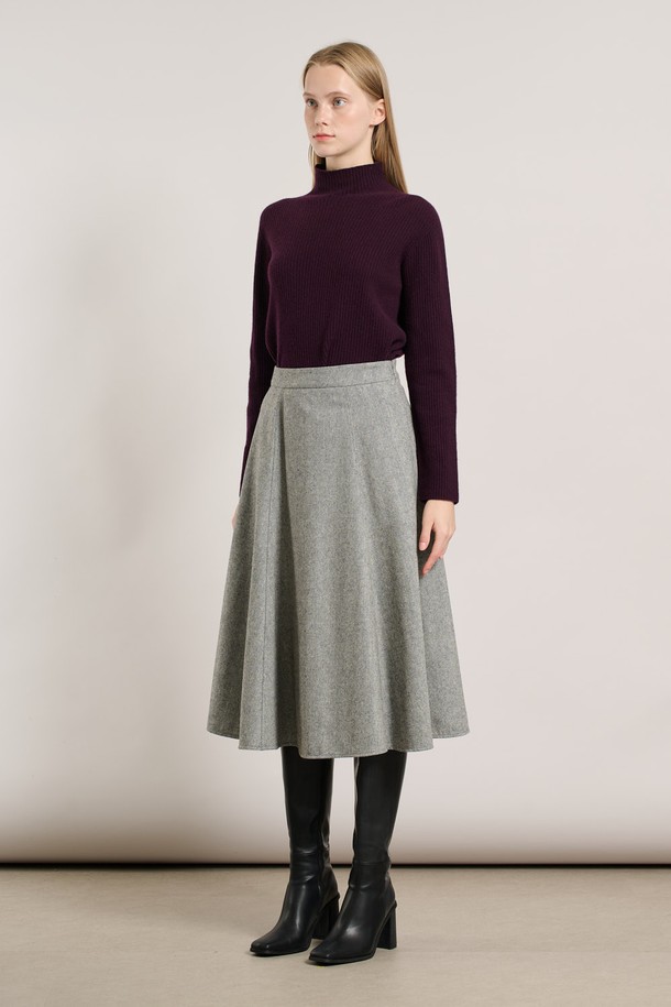 [25WT] 헤링본 플레어 스커트 - BLACK A5WAS21399는 가을, 겨울 시즌에 어울리는 여성용 플레어 스커트입니다. 울 소재로 제작되어 부드러운 촉감과 두꺼운 두께감으로 따뜻하게 착용할 수 있습니다. 클래식하고 베이직한 무드의 블랙 컬러 헤링본 패턴이 특징이며, A라인 실루엣의 플레어핏으로 여성스러운 분위기를 연출합니다. 오피스룩, 출근룩, 모임룩 등 다양한 TPO에 활용 가능하며, 미니멀, 시크 스타일을 선호하는 분들께 추천합니다.
