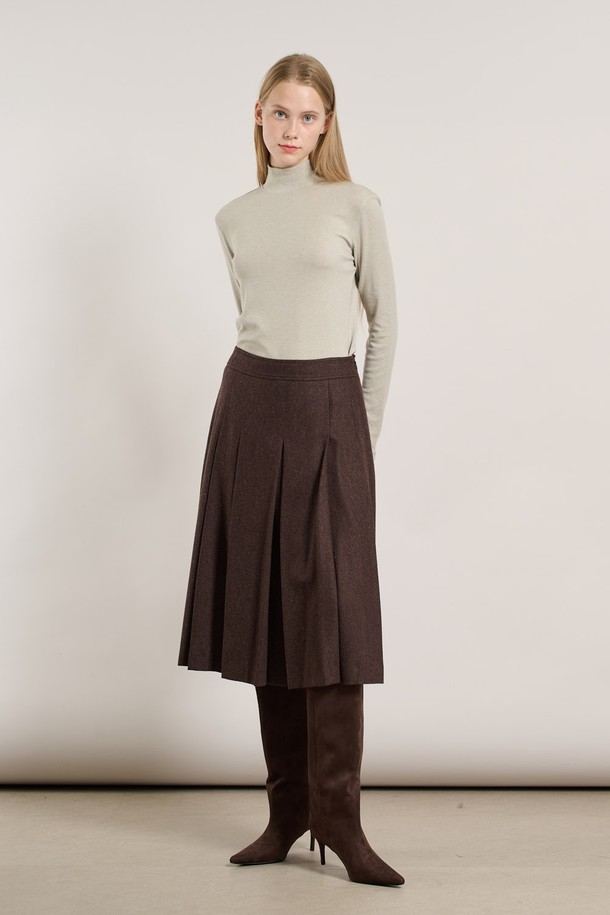 세련된 무드의 턱 플레어 스커트입니다. 다크 브라운 컬러로 가을, 겨울 시즌에 어울리는 차분하고 클래식한 분위기를 연출합니다. 턱 디테일이 더해져 플레어 라인의 여성스러운 실루엣을 더욱 돋보이게 합니다. 출근룩, 오피스룩, 모임룩 등 다양한 TPO에 활용하기 좋으며, 미니멀, 시크 스타일에 매치하여 세련된 스타일을 완성할 수 있습니다. 베이직한 디자인으로 유행을 타지 않고 오래도록 즐겨 입을 수 있는 아이템입니다.
