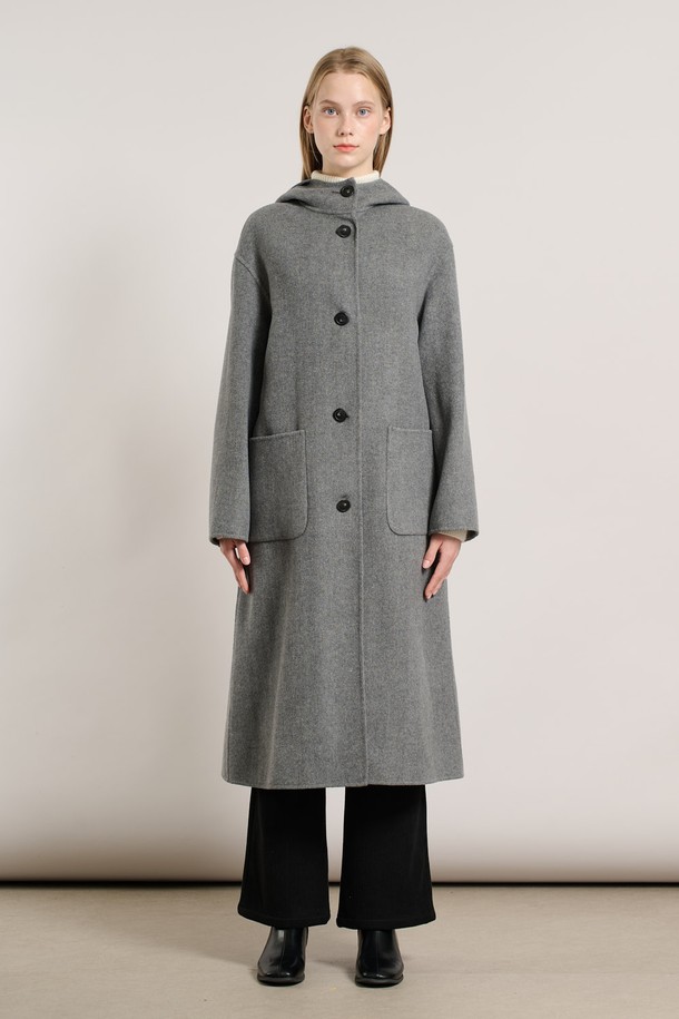 [25WT] 롱 후드 핸드메이드 코트 - MULTI M GRAY A5WBH83297는 여성용 코트로, 가을과 겨울에 착용하기 좋은 오버핏의 롱 기장 핸드메이드 코트입니다. 부드러운 촉감의 울 소재로 제작되었으며, 후드 디자인으로 캐주얼한 느낌을 더했습니다. 베이직하고 미니멀한 스타일로 출근룩, 모임룩, 데이트룩 등 다양한 TPO에 활용 가능합니다. 그레이 컬러의 무지 디자인으로 클래식, 미니멀, 시크한 스타일을 연출하기 좋습니다. 긴 소매와 버튼 여밈 방식으로 따뜻함과 세련됨을 동시에 갖춘 아이템입니다.
