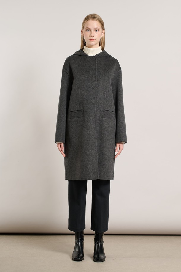 [25WT] 후드 탈부착 핸드메이드 코트 - CHARCOAL GRAY A5WBH83498는 가을, 겨울 시즌에 어울리는 여성용 코트입니다. 차콜 그레이 색상의 무지 패턴으로 미니멀하고 클래식한 스타일을 연출하며, 오버핏으로 편안한 착용감을 선사합니다. 울 소재로 제작되어 두꺼운 두께감을 자랑하며, 후드 탈부착이 가능하여 다양한 스타일을 연출할 수 있습니다. 싱글 버튼 여밈 방식과 긴 소매 기장으로 세련된 디자인을 완성하여 출근룩, 오피스룩, 모임룩 등 TPO에 적합하며, 클래식, 미니멀, 시크 스타일에 잘 어울립니다.
