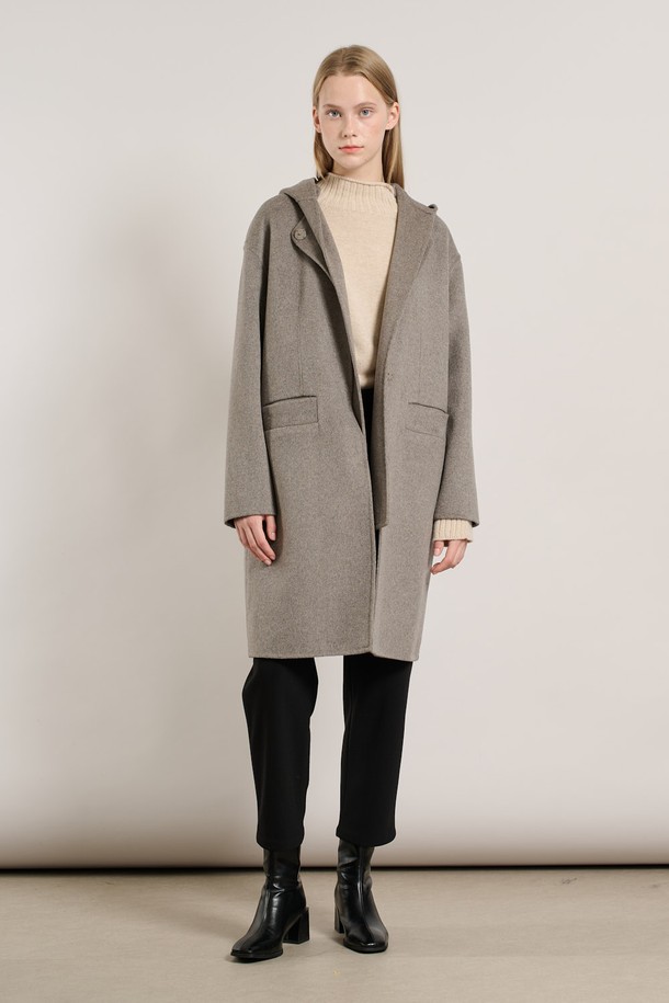 [25WT] 후드 탈부착 핸드메이드 코트 - M BROWN A5WBH83479는 여성 고객을 위한 브라운 컬러의 핸드메이드 코트입니다. 울 소재로 제작되어 가을과 겨울, 두꺼운 두께감으로 따뜻하게 착용할 수 있습니다. 오버핏 디자인에 싱글 버튼 여밈 방식으로, 미니멀하고 클래식한 무드를 연출합니다. 후드가 탈부착 가능하여 다양한 스타일을 소화할 수 있으며, 출근룩, 오피스룩, 모임룩 등 TPO에 맞춰 시크하게 연출하기 좋습니다. 긴 소매 기장의 무지 패턴 코트로, 활용도 높은 데일리 아이템입니다.
