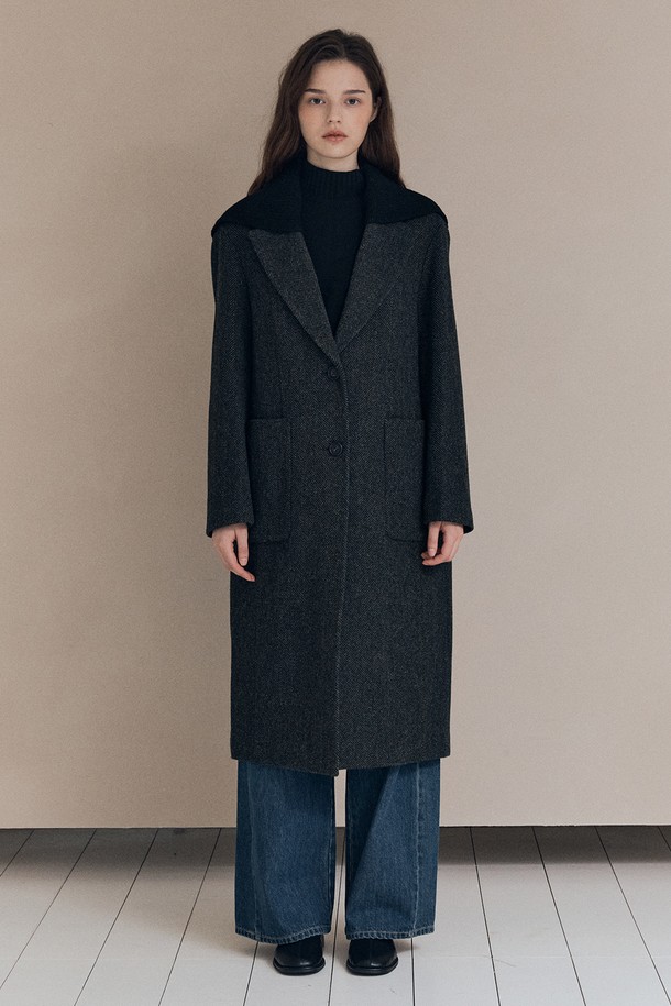 세련된 스타일을 완성하는 [25WT] 세일러 니트 카라 코트 - KHAKI A5WBH84945입니다. 부드러운 촉감의 니트 소재로 제작되어 가을, 겨울 시즌 따뜻하게 착용할 수 있습니다. 롱 기장에 레귤러 핏으로, 클래식하고 베이직한 디자인을 연출하며, 카키 컬러와 무지 패턴이 세련된 분위기를 더합니다. 세일러 코트 타입에 버튼 여밈 방식으로 편안하게 즐길 수 있으며, 출근룩, 모임룩, 데이트룩 등 다양한 TPO에 활용 가능합니다. 미니멀, 시크 스타일을 선호하는 여성에게 추천합니다.
