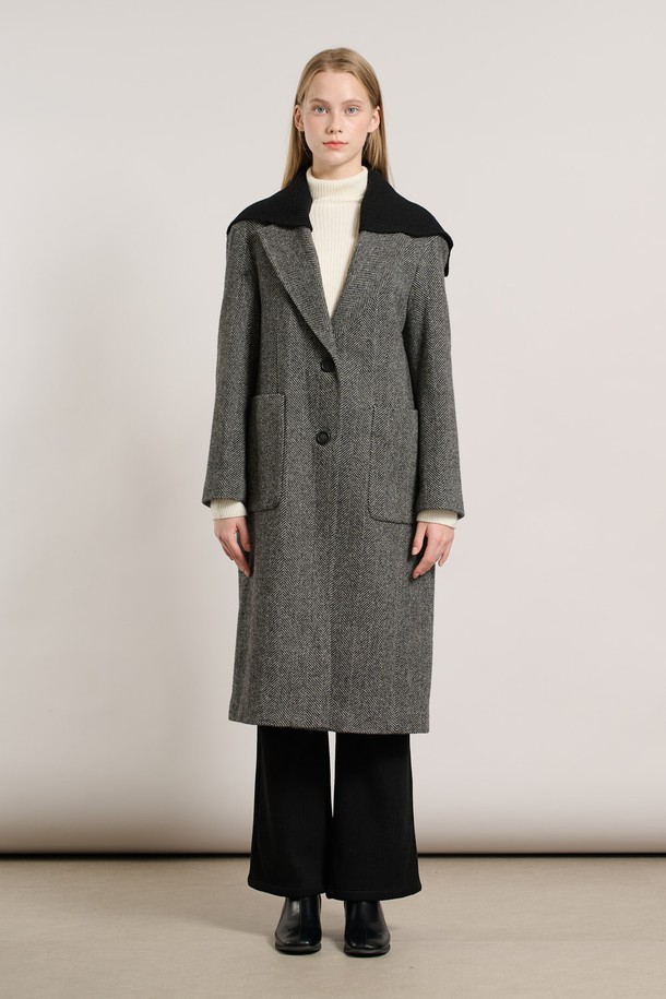 [25WT] 세일러 니트 카라 코트 - BLACK A5WBH84999는 가을, 겨울 시즌 여성의 우아한 스타일을 완성하는 코트입니다. 블랙 컬러의 무지 디자인으로, 출근룩, 오피스룩, 모임룩 등 다양한 TPO에 활용 가능합니다. 울 소재에 두꺼운 두께감으로 따뜻함을 더하며, 세일러 스타일의 니트 카라가 포인트로 클래식하면서도 시크한 분위기를 연출합니다. 레귤러핏의 미디엄 기장으로 편안한 착용감을 선사하며, 싱글 버튼 여밈으로 깔끔하게 마무리됩니다. 베이직하면서도 세련된 디자인으로 두고두고 즐겨 입을 수 있는 아이템입니다.
