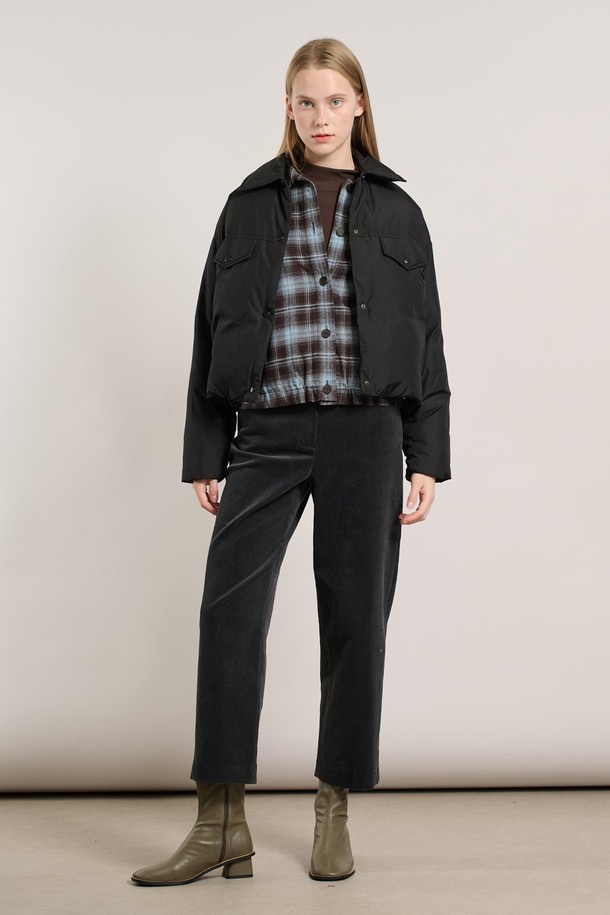 [25WT] 셔츠카라 숏 덕다운 - BLACK A5W9F80399는 여성용으로, 겨울철 일상에서 활용하기 좋은 숏 기장의 블랙 덕다운입니다. 셔츠 카라 디자인과 버튼 여밈 방식으로 캐주얼하면서도 베이직한 스타일을 연출합니다. 겉감은 부드러운 촉감의 나일론 소재로 제작되었으며, 넉넉한 두께감으로 보온성을 높였습니다. 레귤러핏으로 편안하게 착용 가능하며, 긴 소매 기장으로 따뜻함을 더했습니다. 미니멀하고 클래식한 스타일을 선호하는 분들께 추천합니다.
