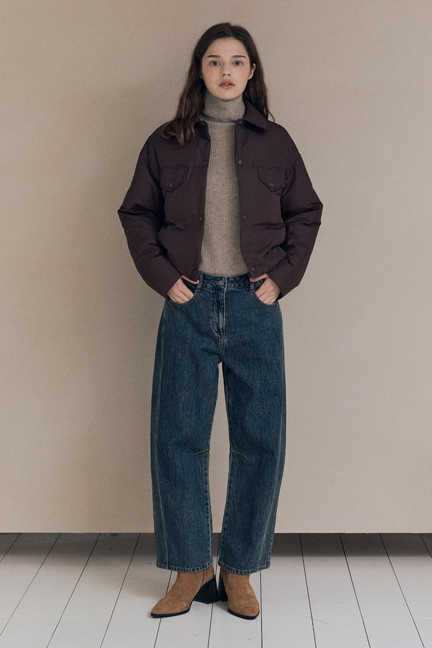 [25WT] 셔츠카라 숏 덕다운 - 다크 브라운 A5W9F80375는 여성용 아우터입니다. 캐주얼 및 베이직 스타일의 숏 기장 숏패딩으로, 셔츠 카라 디자인이 특징입니다. 겨울철 보온성을 제공하며, 오버핏으로 제작되어 편안한 착용감을 선사합니다. 부드러운 촉감의 덕다운 소재와 긴 소매 기장, 다크 브라운 컬러의 무지 디자인으로 미니멀한 스타일을 연출합니다. 집업 방식으로 간편하게 착용할 수 있습니다.
