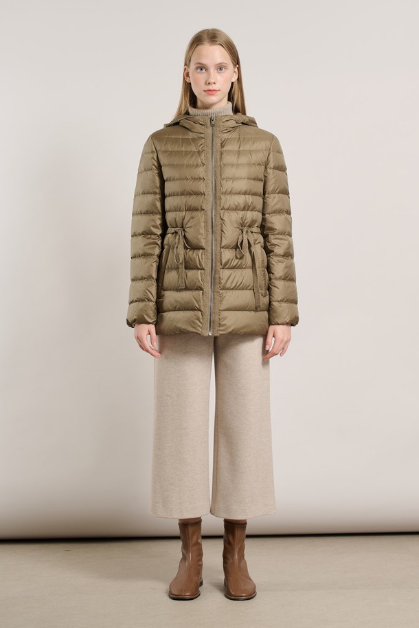 [25WT] 경량 스트링 덕다운 - LIGHT KHAKI A5W9F80781는 가볍고 따뜻한 겨울철 여성 아우터입니다. 라이트 카키 컬러의 무지 디자인으로, 캐주얼 및 베이직 스타일을 연출하기 좋습니다. 부드러운 촉감의 나일론 소재를 사용하여 편안한 착용감을 제공하며, 레귤러핏과 집업 여밈 방식으로 활동성을 높였습니다. 경량 스트링 디테일이 돋보이며, 여행룩이나 산책룩과 같은 일상적인 TPO에 적합합니다. 덕다운 충전재로 보온성을 강화하여 추운 겨울에도 따뜻하게 입을 수 있습니다.
