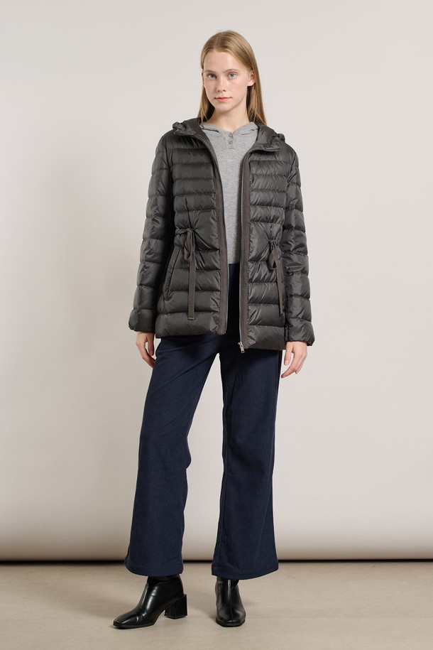 [25WT] 경량 스트링 덕다운 - DARK GRAY(다크 그레이) A5W9F80717는 여성용 아우터로, 겨울철 일상과 출근룩에 적합한 패딩입니다. 캐주얼 및 미니멀 스타일을 추구하는 분들을 위한 무지 디자인의 레귤러핏 크롭 기장 제품입니다. 나일론 소재로 제작되어 부드러운 촉감을 제공하며, 경량 스트링 디자인으로 활동성을 높였습니다. 두꺼운 두께감으로 보온성을 강화한 긴소매 집업 스타일의 덕다운 패딩입니다.
