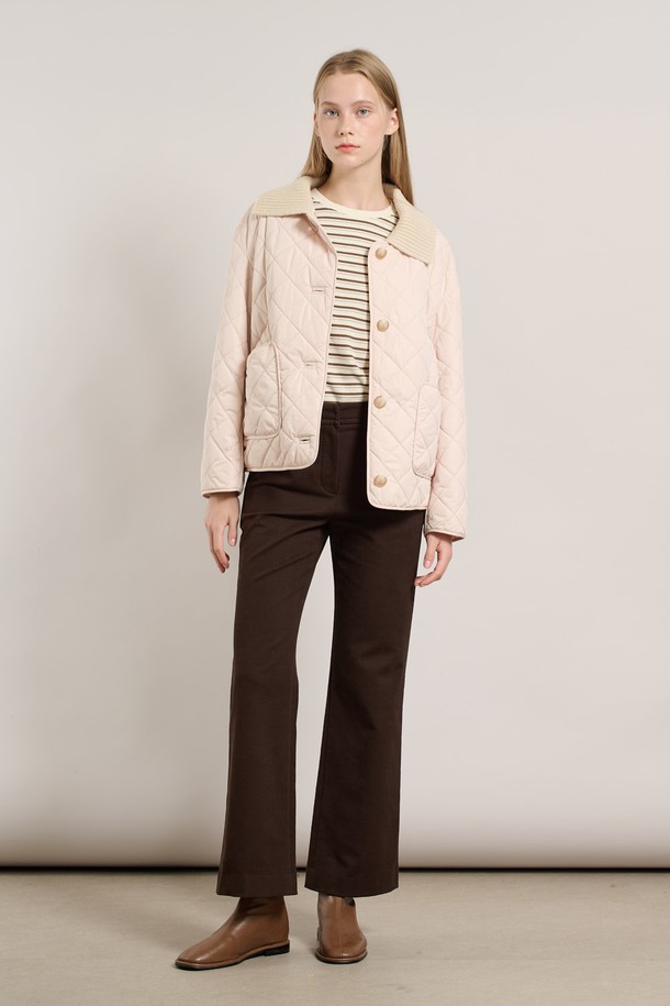 [25WT] 니트 카라 퀼팅 점퍼 - LIGHT BEIGE A5W9R10171는 여성스러운 분위기를 자아내는 라이트 베이지 컬러의 점퍼입니다. 봄, 가을 간절기에 어울리는 얇은 두께감과 부드러운 니트 소재로 제작되어 편안한 착용감을 선사합니다. 퀼팅 처리된 디자인과 카라 디테일이 돋보이며, 레귤러핏과 크롭 기장으로 캐주얼하면서도 스타일리시한 연출이 가능합니다. 데이트룩, 봄 소풍룩 등 다양한 TPO에 활용하기 좋으며, 미니멀, 클래식 스타일을 즐겨 입는 분들께 추천합니다. 집업 스타일로 간편하게 착용할 수 있습니다.
