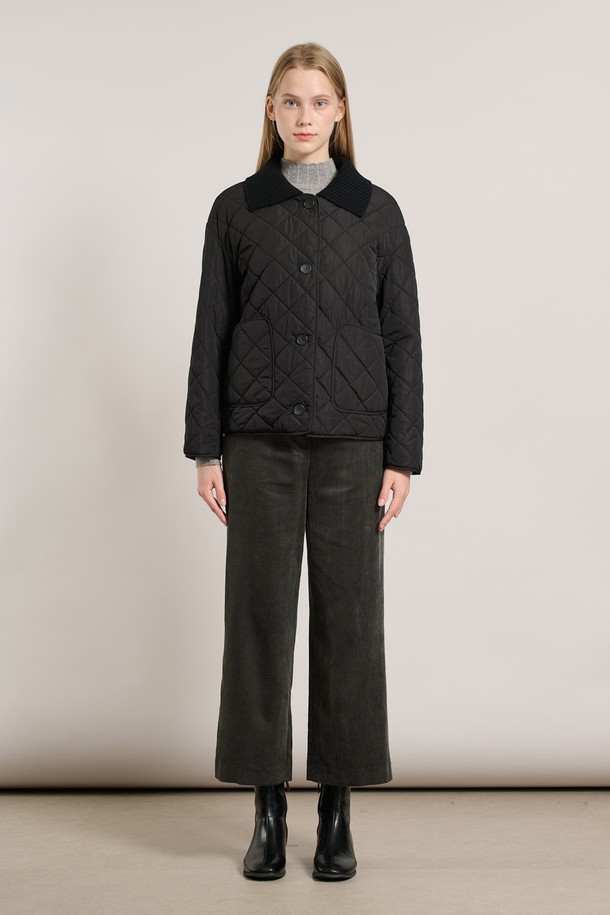 [25WT] 니트 카라 퀼팅 점퍼 - BLACK A5W9R10199는 여성용 아우터 점퍼입니다. 캐주얼하고 베이직한 스타일의 블랙 컬러 퀼팅 점퍼로, 가을과 겨울에 따뜻하게 착용할 수 있습니다. 촘촘한 니트 소재와 부드러운 촉감이 특징이며, 두꺼운 두께감으로 보온성을 높였습니다. 레귤러 핏에 긴 소매, 카라 디테일과 버튼 여밈 방식을 적용하여 클래식하면서도 미니멀한 무드를 연출합니다.
