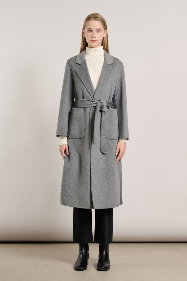 [25WT] 벨티드 핸드메이드 코트 - LIGHT M GRAY A5WAH88296는 여성용 코트로, 가을과 겨울에 착용하기 좋습니다. 라이트 그레이 컬러의 무지 디자인으로 미니멀하고 클래식한 스타일을 연출합니다. 울 소재로 제작되어 부드러운 촉감을 제공하며, 두꺼운 두께감으로 따뜻하게 착용할 수 있습니다. 미디엄 기장의 레귤러핏 코트로 벨트 여밈 방식과 긴 소매가 특징이며, 출근룩, 오피스룩, 모임룩 등 다양한 TPO에 활용 가능합니다. 클래식, 미니멀, 시크 스타일을 선호하는 분들께 추천합니다.
