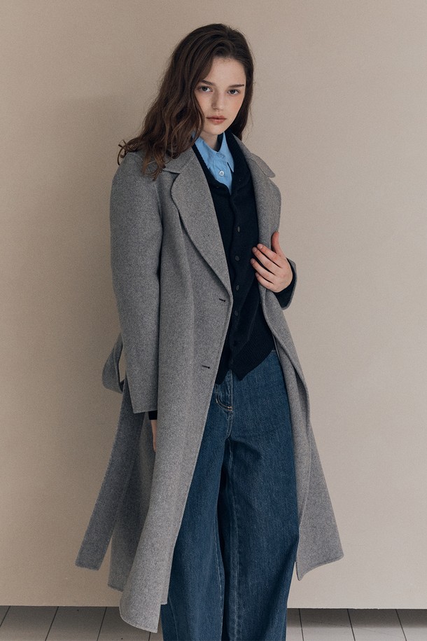 [25WT] 핸드메이드 더블 코트 - DARK GRAY A5WBH83117는 여성 고객을 위한 아우터입니다. 다크 그레이 컬러의 무지 디자인으로, 클래식하고 미니멀한 스타일을 연출합니다. 울 소재의 롱 기장 핸드메이드 더블 코트로, 가을과 겨울에 두꺼운 두께감으로 따뜻하게 착용할 수 있습니다. 테일러드 칼라와 긴 소매, 레귤러 핏으로 세련된 오피스룩, 출근룩, 모임룩을 완성해보세요.
