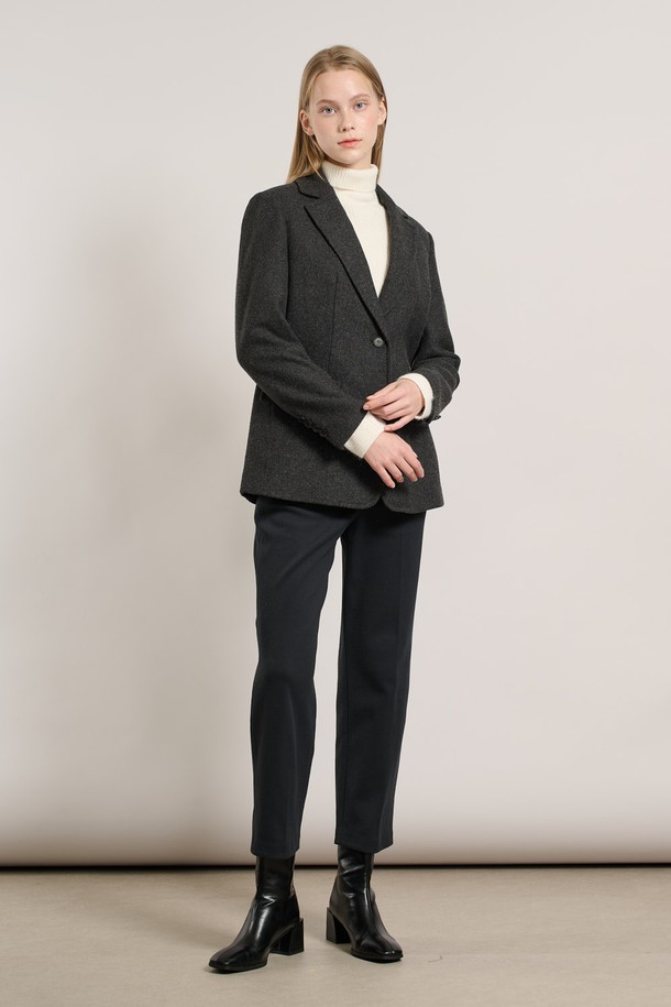 [25WT] 스티치 싱글 재킷은 차콜 그레이 색상의 여성용 싱글 재킷입니다. 울 소재에 두꺼운 두께감으로 봄, 가을 시즌에 착용하기 좋으며, 일상 및 오피스룩, 출근룩, 모임룩 등 다양한 TPO에 활용할 수 있습니다. 베이직하고 클래식한 스타일을 기반으로, 미니멀한 무드를 더해 세련된 룩을 연출합니다. 레귤러 핏에 긴 소매와 싱글 버튼 여밈, 그리고 스티치 디테일이 돋보이는 디자인입니다.
