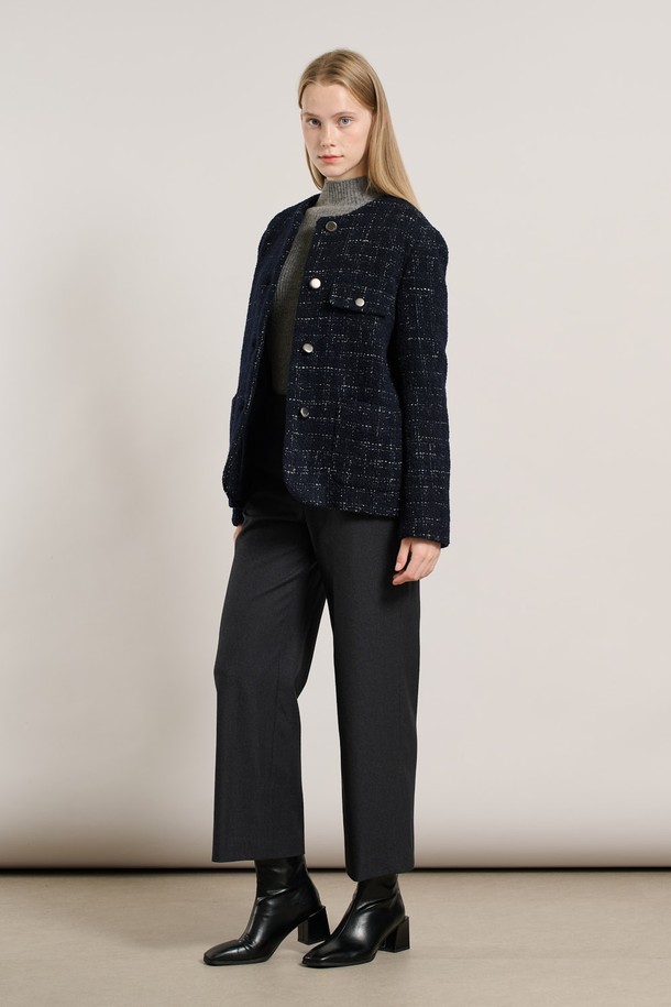 [25WT] 울 블렌디드 트위드 재킷 - NAVY A5WAJ12655는 가을, 겨울 시즌 여성 의류입니다. 클래식한 무드의 네이비 컬러 크롭 재킷으로, 뻣뻣한 촉감의 두꺼운 울 블렌디드 소재로 제작되었습니다. 버튼 여밈 방식이며, 긴 소매와 레귤러 핏 디자인이 특징입니다. 오피스룩, 출근룩, 모임룩 등 다양한 TPO에 활용 가능한 클래식, 미니멀, 시크 스타일의 자켓입니다. 트위드 패턴으로 세련된 분위기를 연출합니다.
