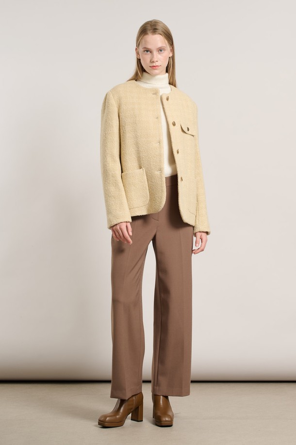 [25WT] 울 블렌디드 트위드 재킷 - M BEIGE A5WAJ12672는 가을과 겨울, 오피스룩, 모임룩, 데이트룩에 어울리는 여성용 트위드 재킷입니다. 클래식하고 미니멀한 스타일을 연출하며, 레귤러핏 크롭 기장으로 세련된 실루엣을 선사합니다. 100% 울 소재로 제작되어 두꺼운 두께감과 포근한 착용감을 느낄 수 있으며, 베이지 컬러와 트위드 패턴이 고급스러운 분위기를 더합니다. 버튼 여밈 방식과 포켓 디테일이 돋보이는 긴소매 재킷입니다.
