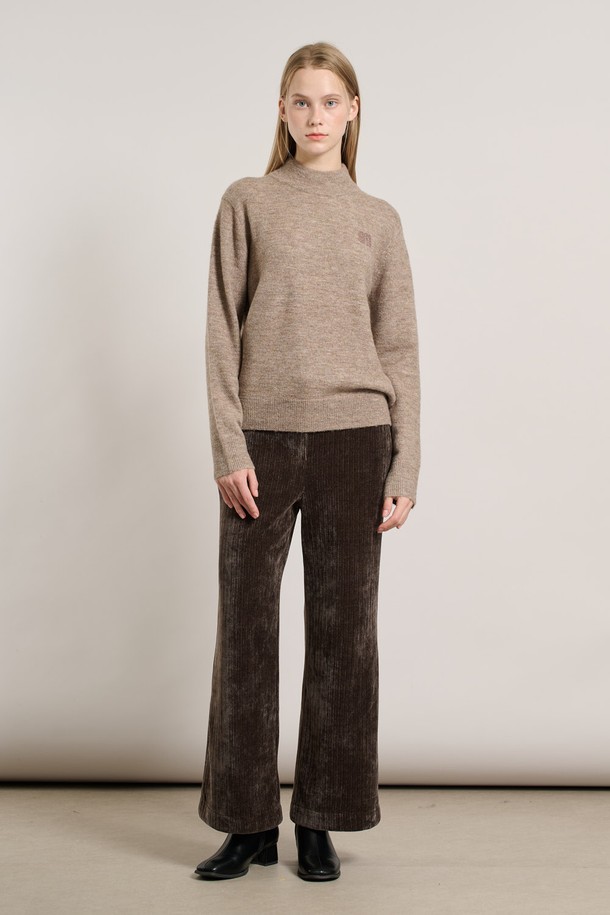 다크 베이지 색상의 [25WT] 알파카 로고 반넥 풀오버입니다. 부드러운 촉감의 알파카 소재로 제작되어 가을과 겨울에 따뜻하게 착용할 수 있습니다. 하프넥 디자인과 긴 소매 기장, 레귤러 핏으로 베이직하고 미니멀한 스타일을 연출합니다. 데일리룩은 물론, 출근룩과 모임룩에도 활용하기 좋으며, 클래식, 미니멀, 캐주얼 등 다양한 스타일을 소화합니다. 풀오버 스타일로 편안하게 착용 가능하며, 로고 패턴이 은은하게 포인트를 더합니다.
