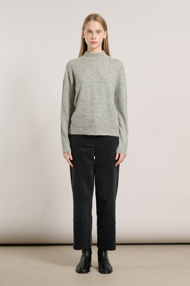 [25WT] 알파카 로고 반넥 풀오버는 부드러운 촉감의 알파카 소재로 제작되어 가을과 겨울에 따뜻하게 착용하기 좋은 여성용 니트/스웨터입니다. 레귤러 핏에 하프넥 디자인으로, 베이직하고 미니멀한 스타일을 연출합니다. 그레이 컬러에 로고 패턴이 포인트로 들어가 심플하면서도 세련된 느낌을 더합니다. 긴 소매 기장과 두꺼운 두께감으로 포근함을 선사하며, 풀오버 스타일로 편안하게 착용할 수 있습니다.
