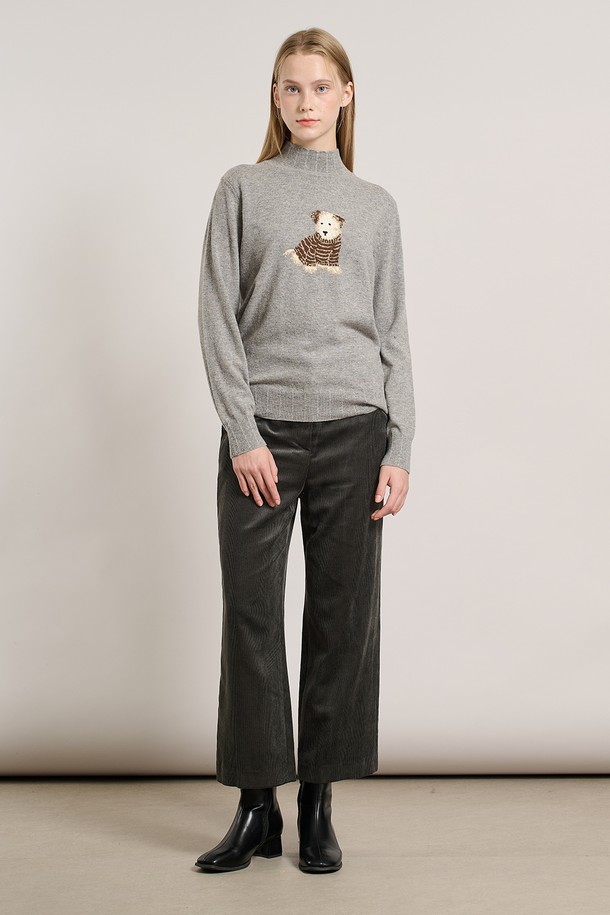 [25WT] 슈아 하프넥 풀오버 - MULTI M GRAY A5WAK41397는 부드러운 촉감의 울 소재로 제작된 여성용 하프넥 풀오버입니다. 캐주얼, 베이직 스타일로 일상에서 편안하게 착용하기 좋으며, 가을과 겨울에 따뜻함을 더해줍니다. 레귤러 핏에 긴 소매 기장으로 디자인되었으며, 두꺼운 두께감으로 포근함을 느낄 수 있습니다. 특히 곰 자수 디테일이 포인트로 더해져 귀여운 무드를 연출합니다. 그레이 컬러의 베이직한 디자인으로 다양한 스타일 연출에 활용하기 좋습니다.
